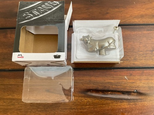Staub animal knob cow read - staub,